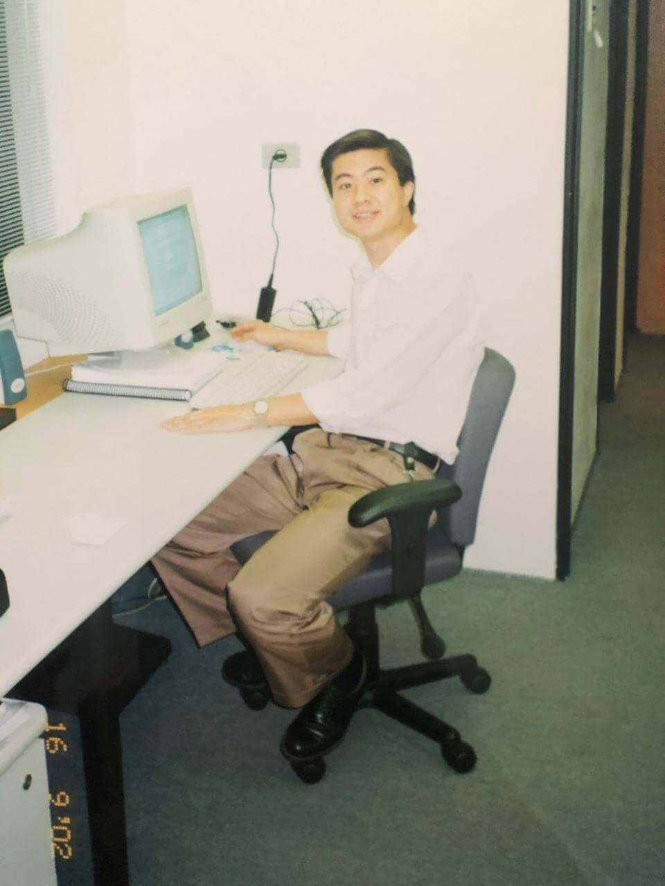 Maurício Hino no escritório, em 2002