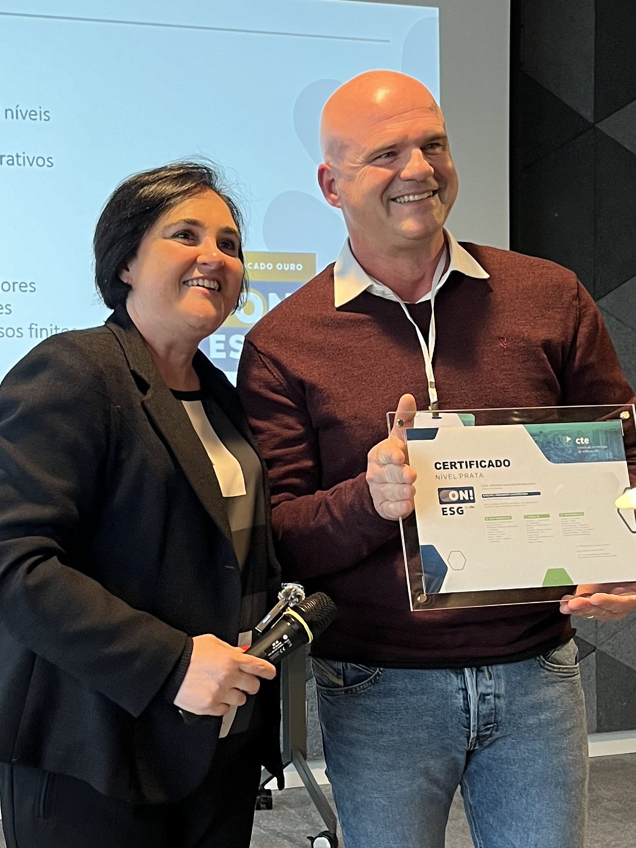 Marcia Menezes (Diretora de Inovação, Tecnologia e ESG do CTE), entregando o primeiro certificado ON!ESG à Marcelo Guaranha (Gerente de Qualidade, Pós-Entrega e Sustentabilidade Corporativa na Lindenberg), em outubro de 2024.